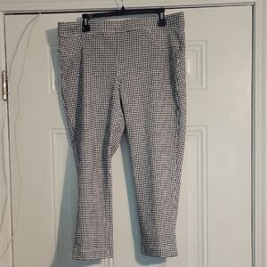 Time and Tru Women's Checkered Pull on Stretch Capri Pants